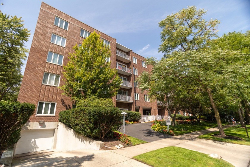 Over 1800 Sq ft of extraordinary living space!  3 large Bedrooms - Beach Home for sale in Evanston, Illinois on Beachhouse.com