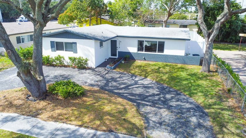 Beautifully Updated Home with an open floor plan seamlessly - Beach Home for sale in West Palm Beach, Florida on Beachhouse.com