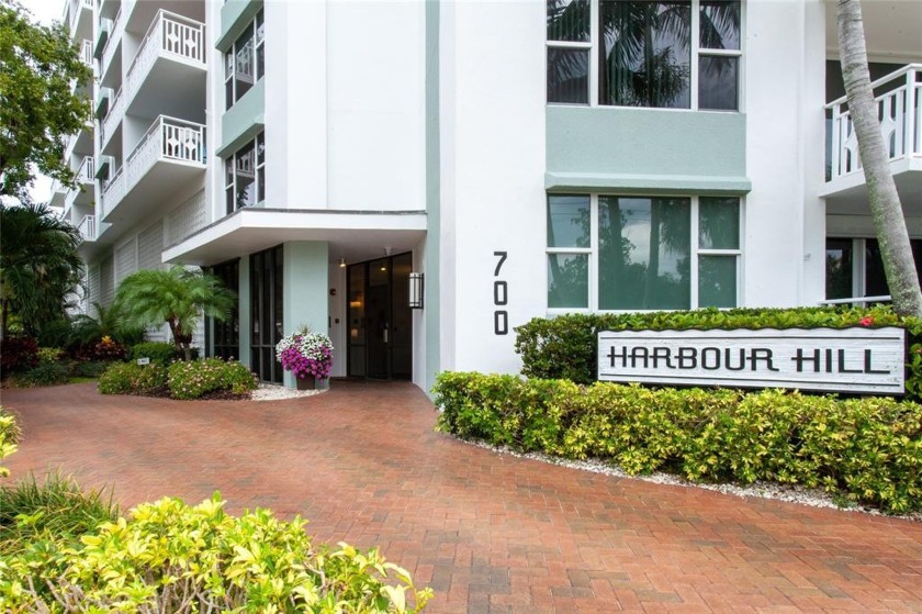 Come live the city lifestyle in the Harbour Hill 55 and over - Beach Condo for sale in St. Petersburg, Florida on Beachhouse.com