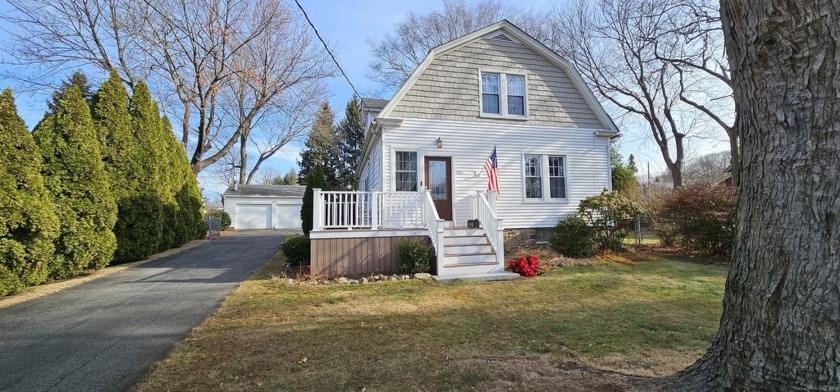 Welcome to 292 Meadows End Rd, a quintessential Connecticut - Beach Home for sale in Milford, Connecticut on Beachhouse.com