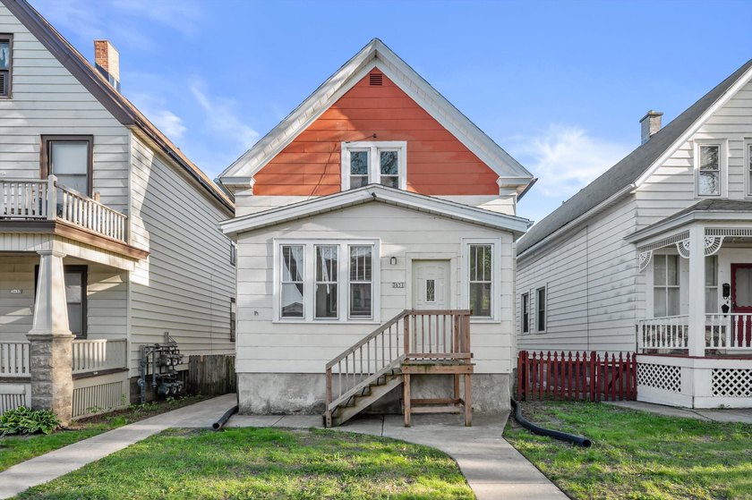 Wonderful duplex opportunity in the heart of Cudahy! Each unit - Beach Home for sale in Cudahy, Wisconsin on Beachhouse.com