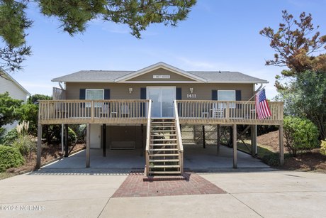 Adorable 4 bedroom 2 bathroom oceanside home with an open floor - Beach Home for sale in Emerald Isle, North Carolina on Beachhouse.com