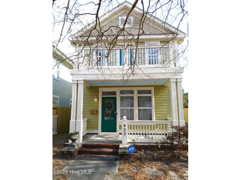 A MUST SEE! This lovely 2 story 2-bedroom, 3-bath home is - Beach Home for sale in Wilmington, North Carolina on Beachhouse.com