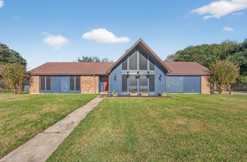 Beautifully updated in NISD w/ plenty of room inside & out with - Beach Home for sale in Port Arthur, Texas on Beachhouse.com