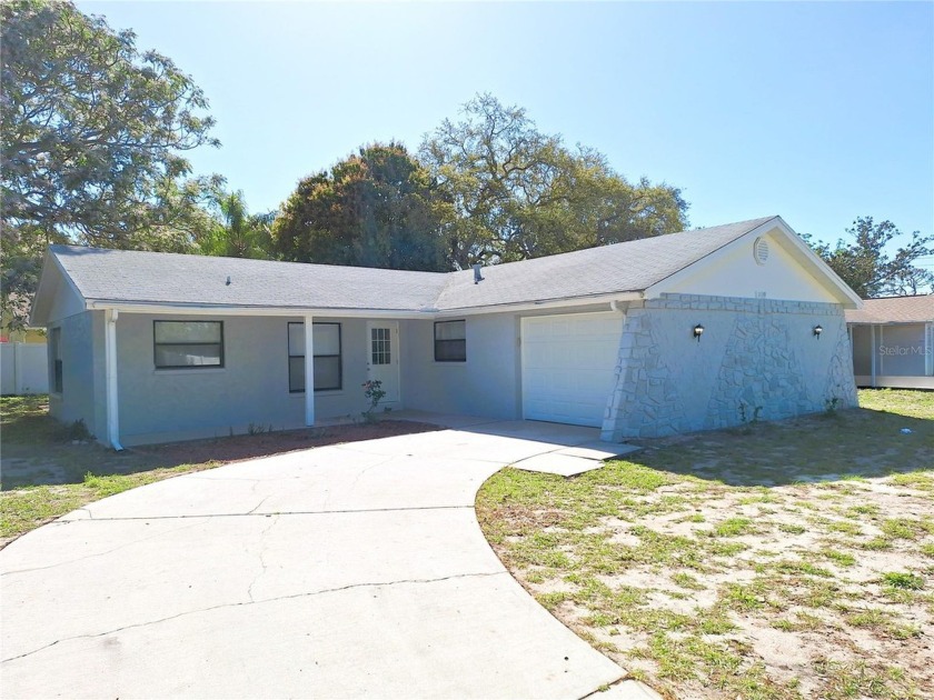 Step into your perfect family-friendly home! Nestled in a - Beach Home for sale in Tarpon Springs, Florida on Beachhouse.com