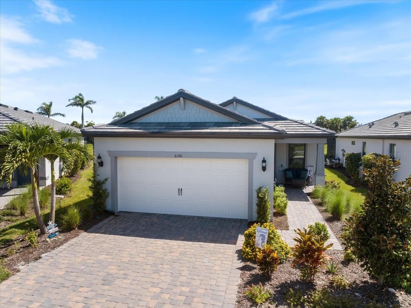 Back on market -- buyer withdrew prior to inspections. This - Beach Home for sale in Nokomis, Florida on Beachhouse.com