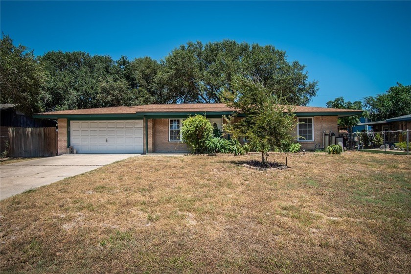 Flour Bluff Beauty on a Quarter Acre. This lovely solid brick - Beach Home for sale in Corpus Christi, Texas on Beachhouse.com