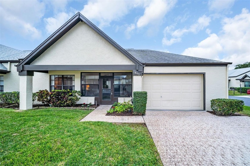 Welcome to this beautiful end-unit Sutton Place villa, offering - Beach Condo for sale in Palm Harbor, Florida on Beachhouse.com