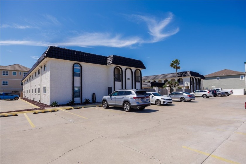 Gorgeous condo located at the Seahorse Condominiums. This condo - Beach Condo for sale in Corpus Christi, Texas on Beachhouse.com