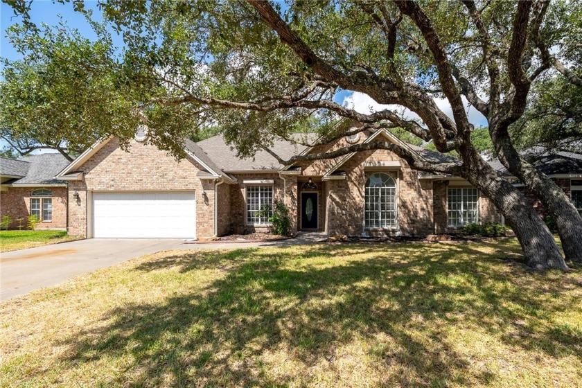 *Charming Rockport Country Club Home* Nestled beneath the shade - Beach Home for sale in Rockport, Texas on Beachhouse.com
