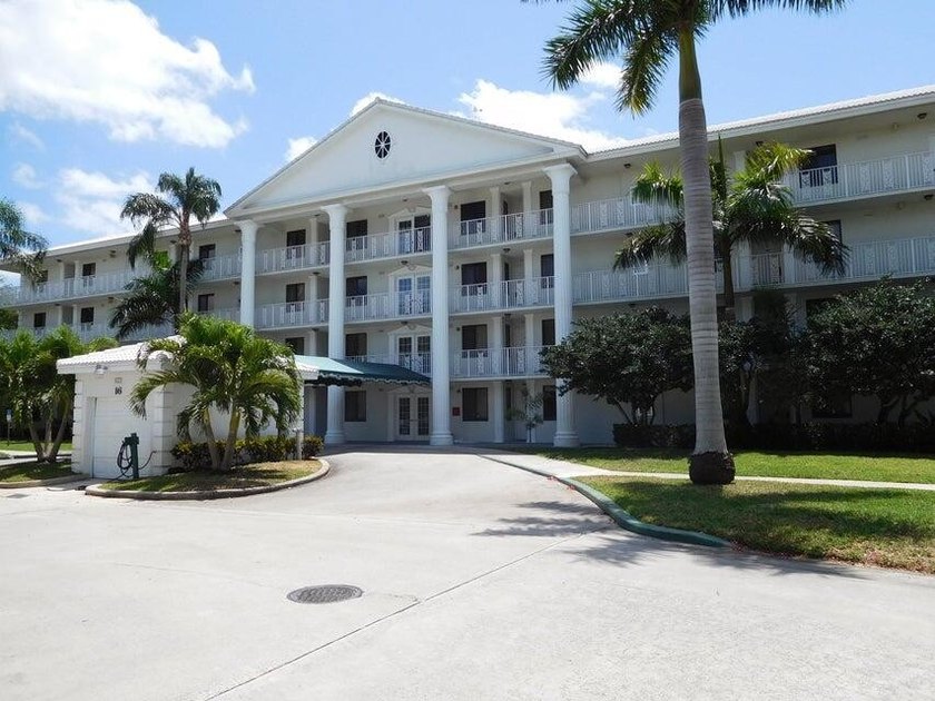 UPDATED 3RDFLOOR END UNIT WITH COURTYARD AND PARTIAL GOLF VIEWS - Beach Condo for sale in West Palm Beach, Florida on Beachhouse.com