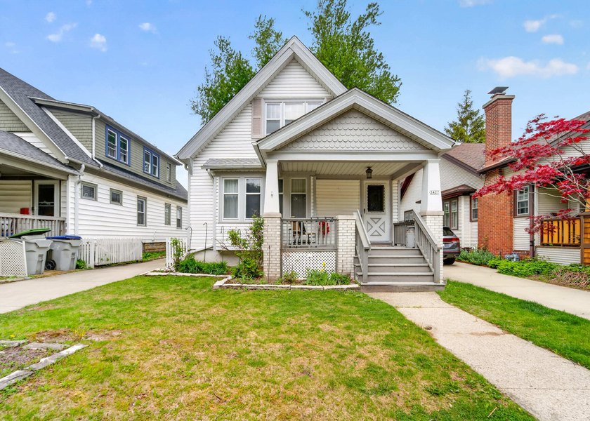 This charming home is ready for its new owner! Step up to the - Beach Home for sale in Milwaukee, Wisconsin on Beachhouse.com