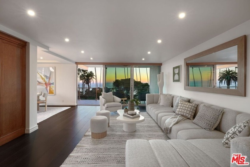 This stunning, front-facing luxury condominium offers - Beach Condo for sale in Santa Monica, California on Beachhouse.com