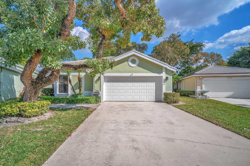 Live the golf course lifestyle in this beautifully maintained - Beach Home for sale in Lake Worth, Florida on Beachhouse.com