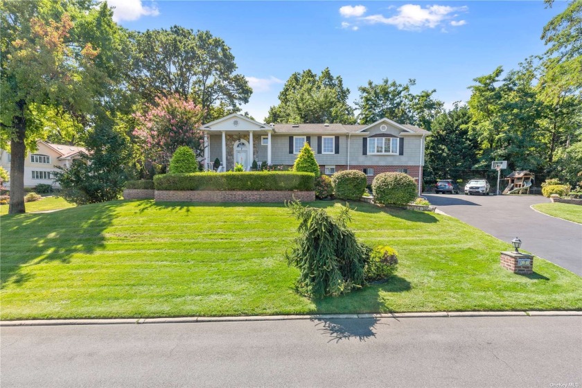 Magnificent Hi-Ranch on 26,136 sqft (0.6Acre) of land; 6 - Beach Home for sale in Great Neck, New York on Beachhouse.com