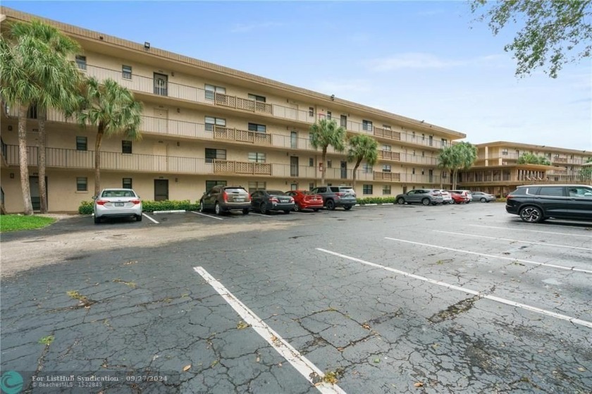 BREATH TAKING COMPLETLY REMODELED FIRST FLOOR UNIT. LAUNDRY - Beach Condo for sale in Boca Raton, Florida on Beachhouse.com