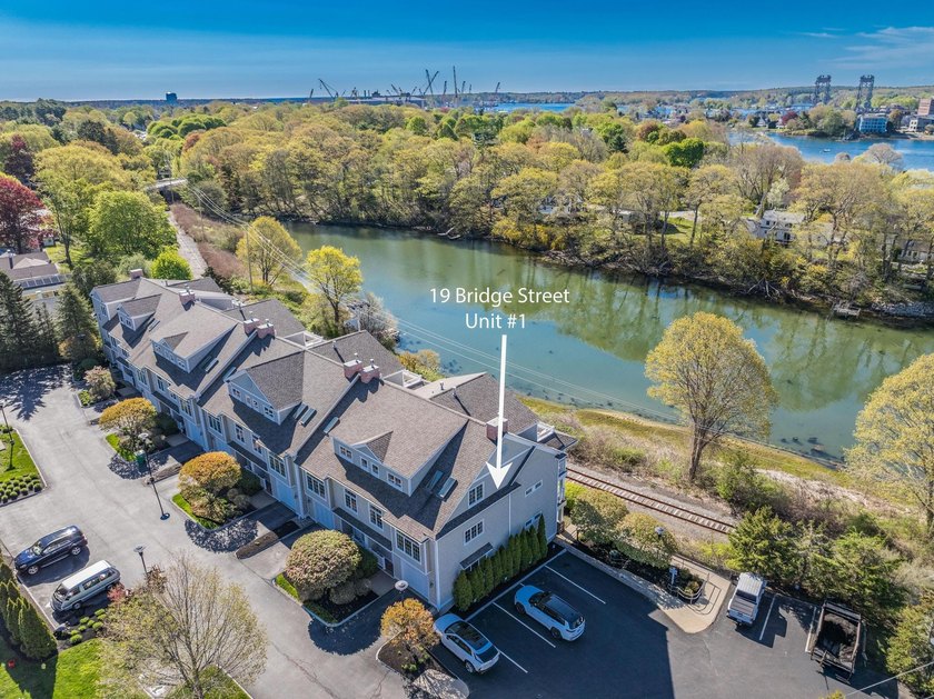 Highly desirable south facing and sun soaked end unit townhouse - Beach Condo for sale in Kittery, Maine on Beachhouse.com