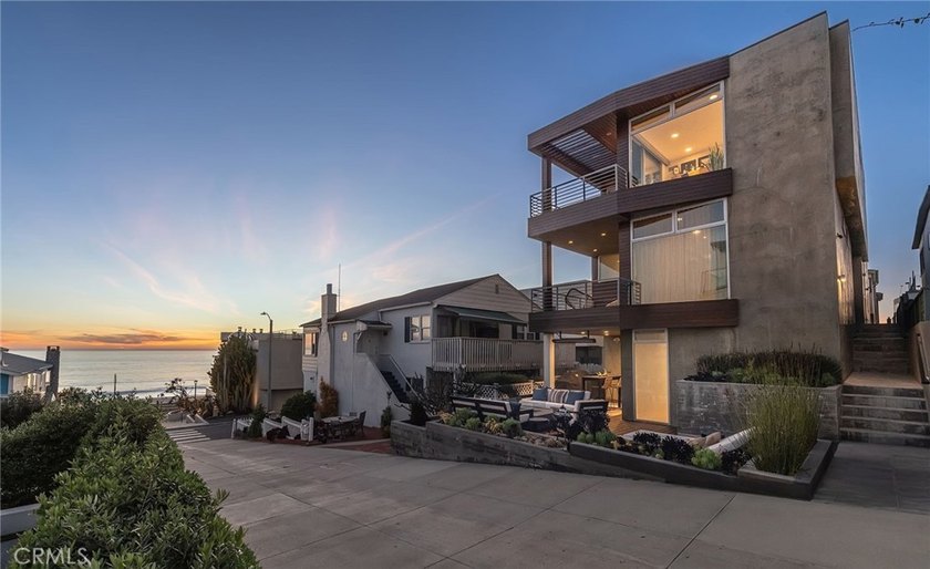 Perched on one of the most coveted walkstreet 100-block lots in - Beach Home for sale in Manhattan Beach, California on Beachhouse.com