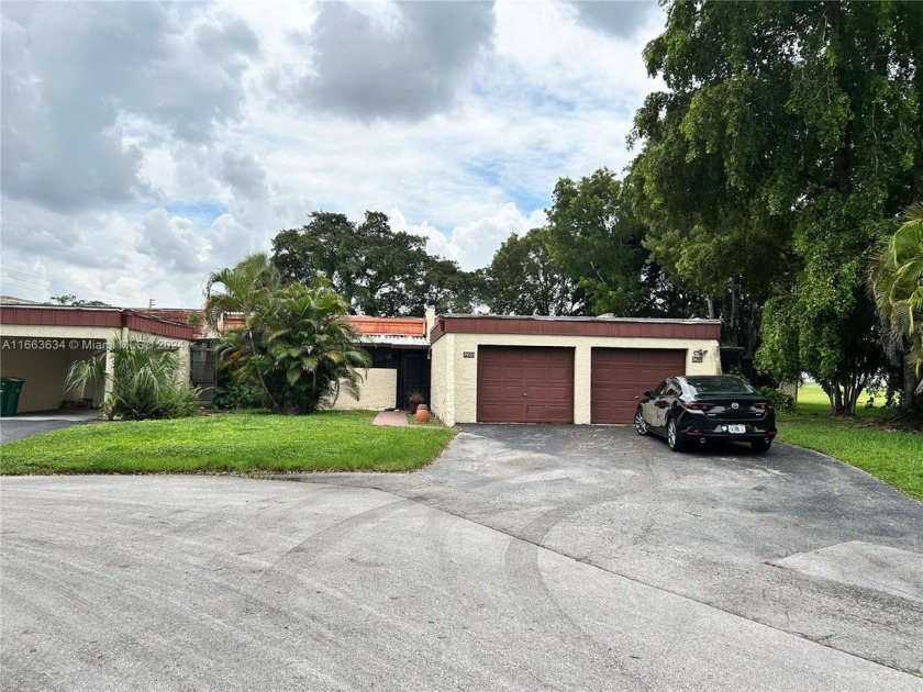 CASH ONLY. This beautiful 2-bedroom, 2-bathroom villa boasts a - Beach Home for sale in Tamarac, Florida on Beachhouse.com