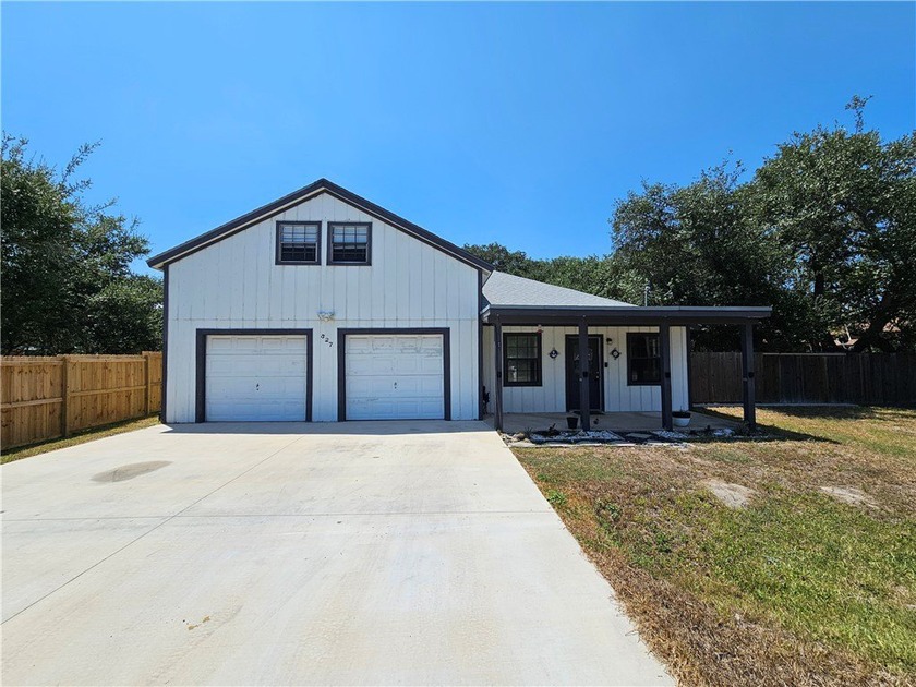 ATTRACTIVE REDUCTION IN PRICE! Nestled beneath a canopy of - Beach Home for sale in Rockport, Texas on Beachhouse.com