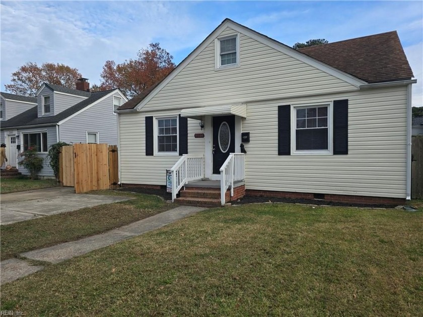 Welcome to 9518 Granby Street just 2 blocks from the beach. This - Beach Home for sale in Norfolk, Virginia on Beachhouse.com