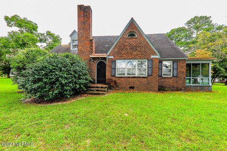 What an excellent opportunity and prime location to enjoy - Beach Home for sale in New Bern, North Carolina on Beachhouse.com