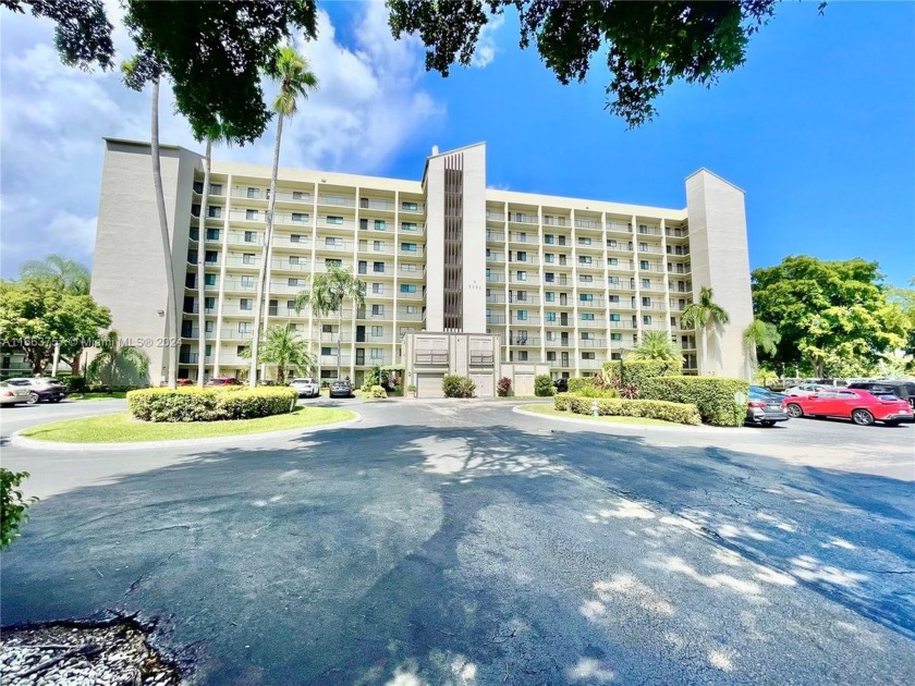 Le Club has Magnificent pool views from your screened balcony - Beach Condo for sale in Pompano Beach, Florida on Beachhouse.com