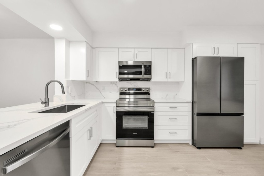 Beautifully renovated 2/2 in an active 55+ community in the - Beach Condo for sale in Delray Beach, Florida on Beachhouse.com