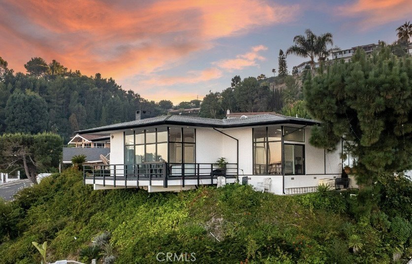 Positioned high above the street this Mid-Century Modern - Beach Home for sale in Rancho Palos Verdes, California on Beachhouse.com