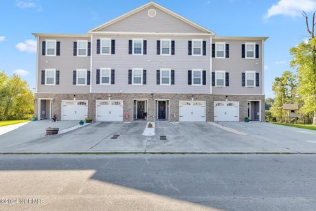 PRICE IMPROVEMENT!! Welcome to your new home!  This three story - Beach Townhome/Townhouse for sale in Hubert, North Carolina on Beachhouse.com