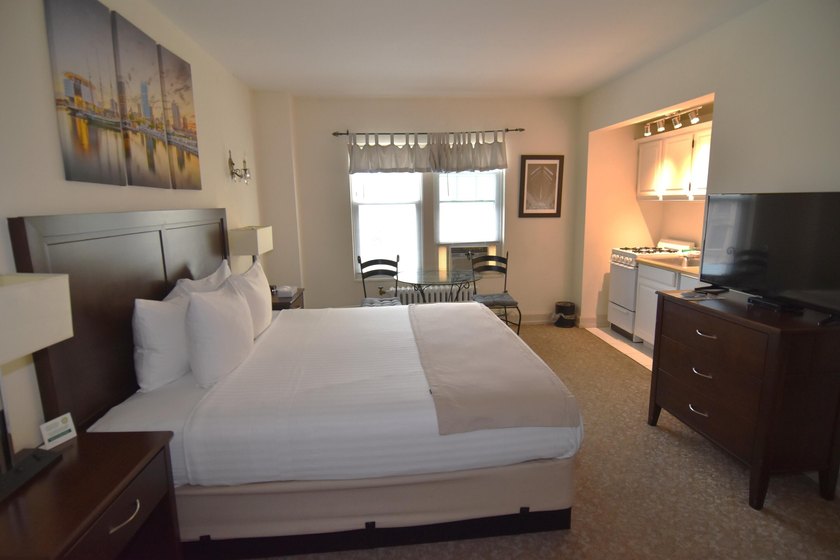 Beautiful and bright Knickerbocker on the Lake studio. This unit - Beach Condo for sale in Milwaukee, Wisconsin on Beachhouse.com