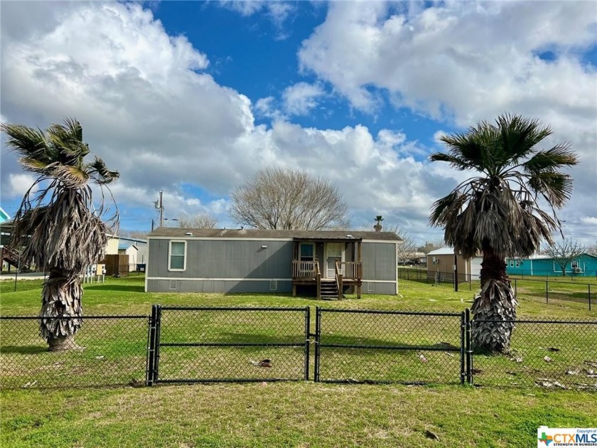 2 bedroom, 1 bathroom mobile home with a large covered front - Beach Home for sale in Port Lavaca, Texas on Beachhouse.com