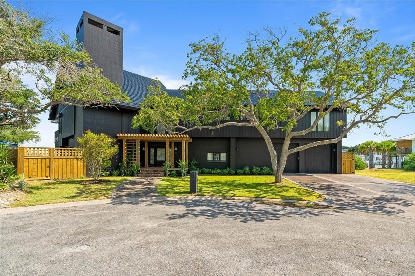A rare point-lot estate on Key Allegro, blending resort-caliber - Beach Home for sale in Rockport, Texas on Beachhouse.com