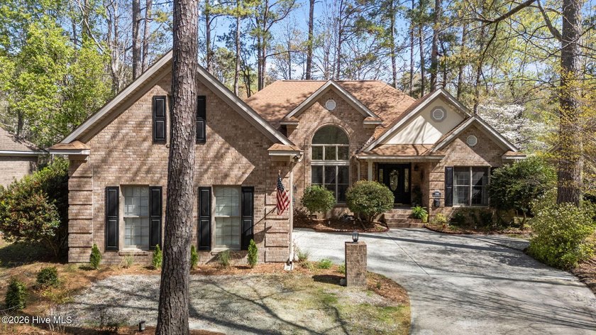 Beautifully updated and move in ready, this 3-bedroom, 2.5 bath - Beach Home for sale in New Bern, North Carolina on Beachhouse.com
