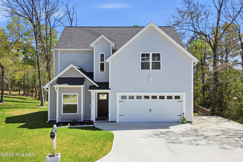 This is the ONE you have been waiting for!! This beautifully - Beach Home for sale in Hubert, North Carolina on Beachhouse.com