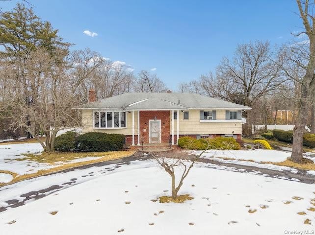 A rare opportunity in Lake Success Country Club- this spacious - Beach Home for sale in Great Neck, New York on Beachhouse.com