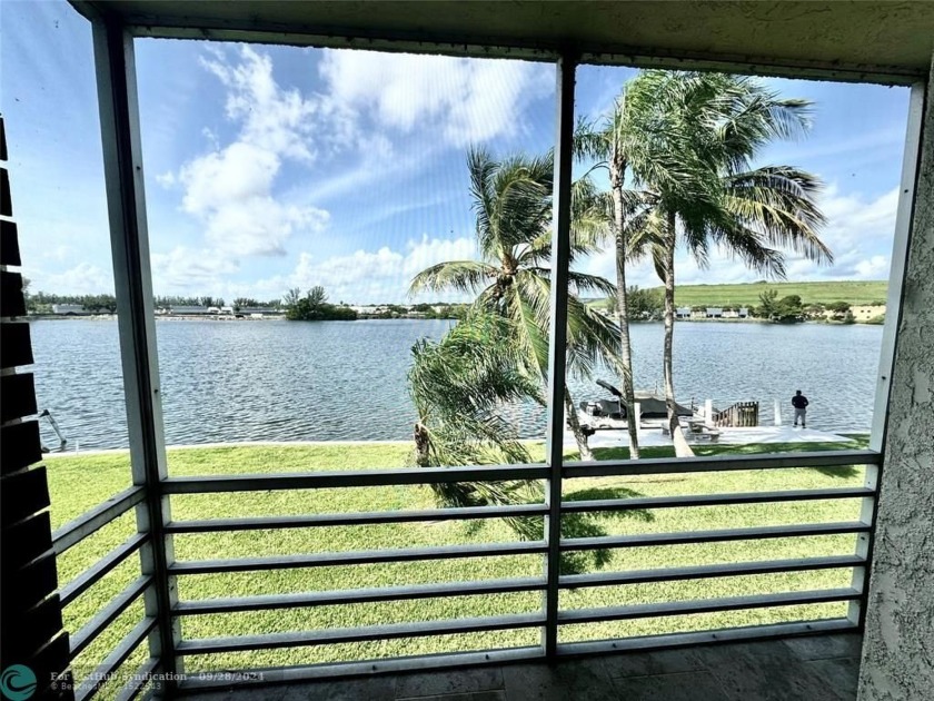 Beautifully renovated 2/2 condo offering stunning lakefront - Beach Condo for sale in Deerfield Beach, Florida on Beachhouse.com