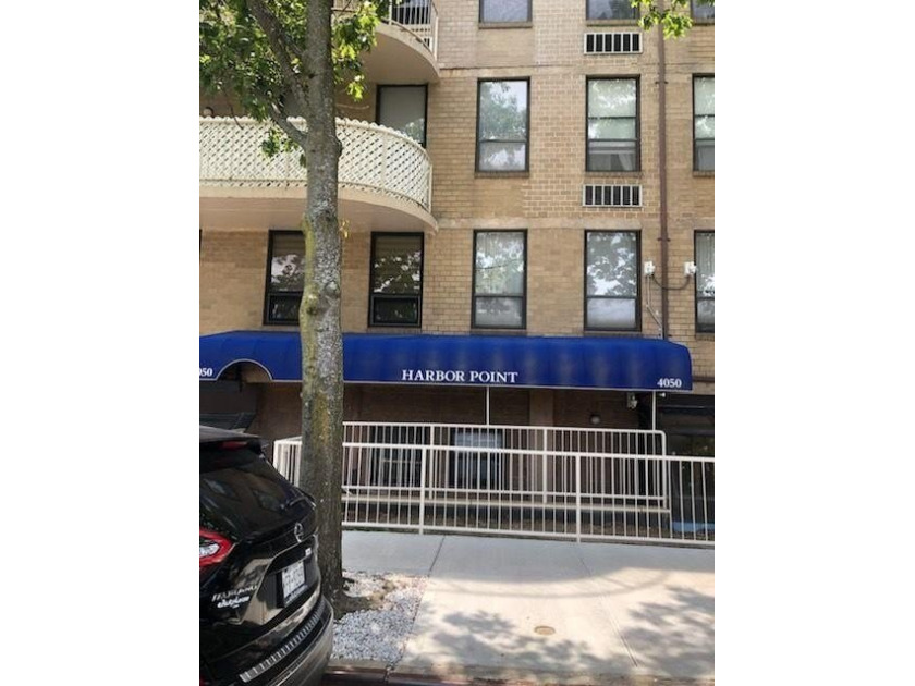 Fantastic Sheepshead Bay location! This first floor, duplex - Beach Condo for sale in Brooklyn, New York on Beachhouse.com