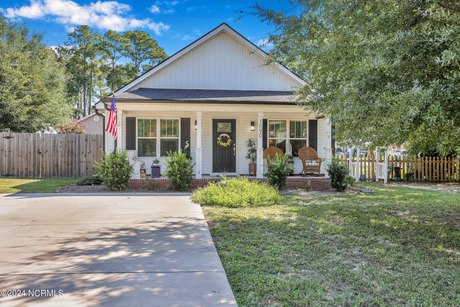 This classic and chic 3/2 open, split plan on a spacious 80 x - Beach Home for sale in Calabash, North Carolina on Beachhouse.com