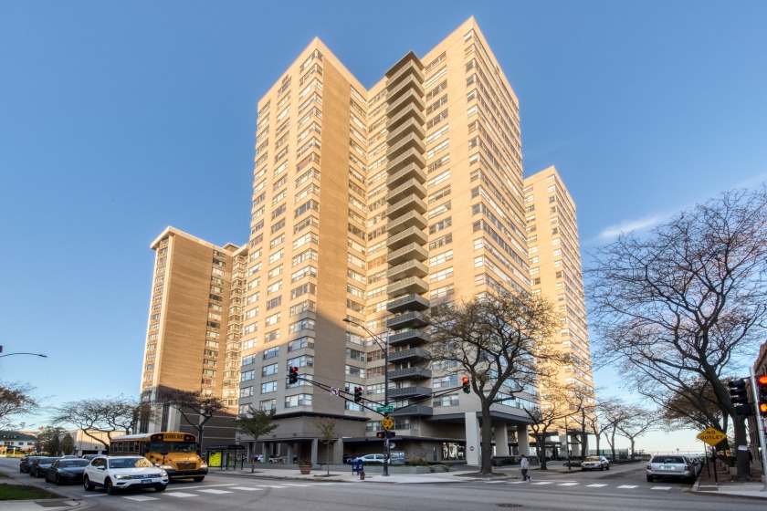 Don't miss this large 1 bedroom unit in Edgewater! Plenty of - Beach Home for sale in Chicago, Illinois on Beachhouse.com