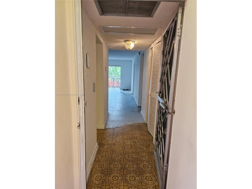 Huge 935+sqft condo in Hallandale's best spot. A perfect - Beach Condo for sale in Hallandale Beach, Florida on Beachhouse.com