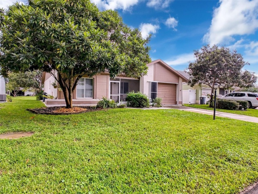 Lovely 2 bedroom home with split bedrooms, vaulted ceilings in - Beach Home for sale in New Port Richey, Florida on Beachhouse.com