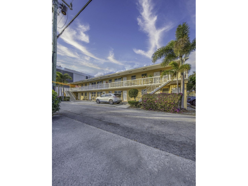 EXCELLENT LOCATION DOWNTOWN LAKE WORTH! WALKING DISTANCE TO THE - Beach Condo for sale in Lake Worth Beach, Florida on Beachhouse.com