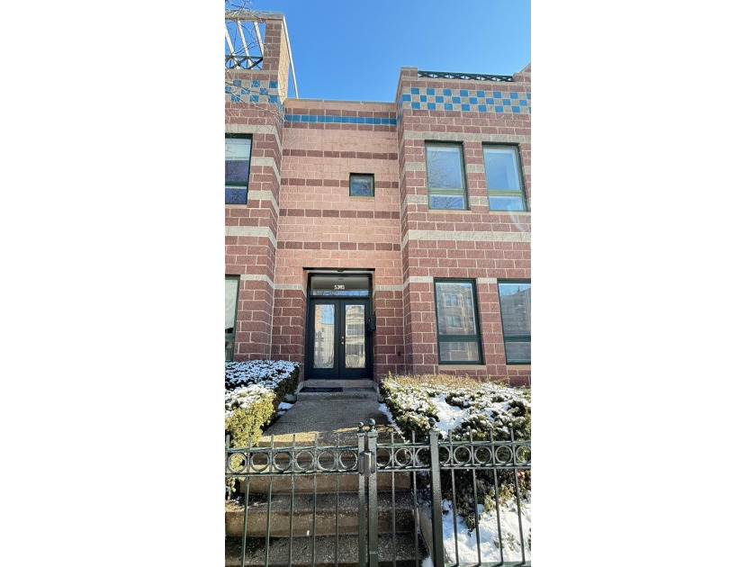 Beautifully renovated Egandale Townhomes residence in the heart - Beach Townhome/Townhouse for sale in Chicago, Illinois on Beachhouse.com