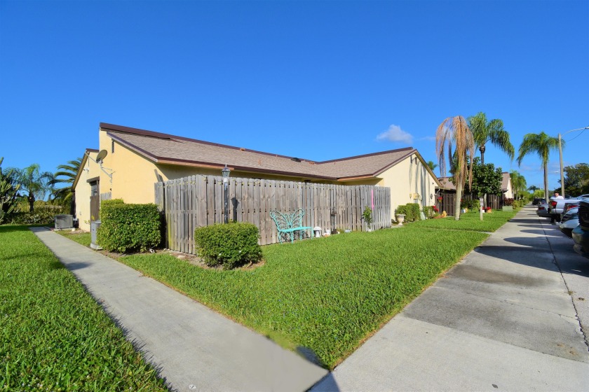This 3 Bedroom Villa is perfect for a first-time buyer or - Beach Townhome/Townhouse for sale in Palm Springs, Florida on Beachhouse.com