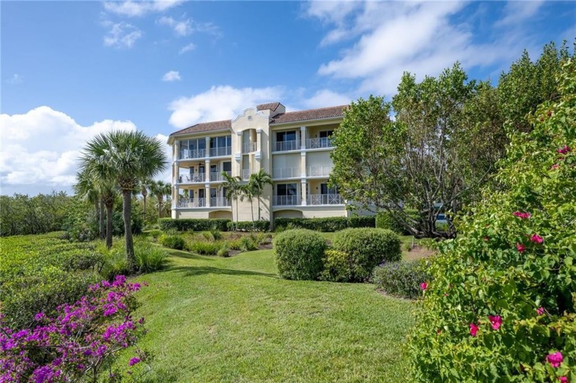 Gorgeous move-in ready 3/3 condo lives like a home in gated - Beach Home for sale in Vero Beach, Florida on Beachhouse.com