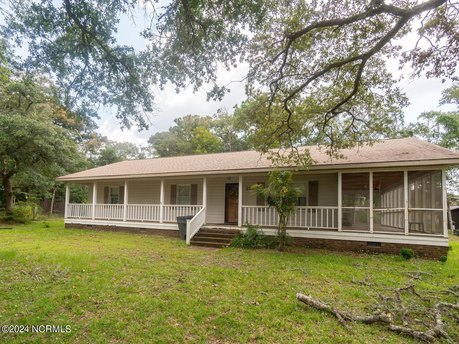 2 lots and on the beach Side! Featuring 3 bedrooms along with 2 - Beach Home for sale in Oak Island, North Carolina on Beachhouse.com