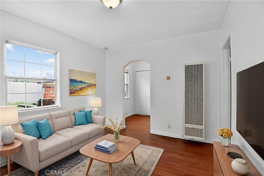 Welcome home to this charming Long Beach opportunity!
Discover - Beach Townhome/Townhouse for sale in Long Beach, California on Beachhouse.com