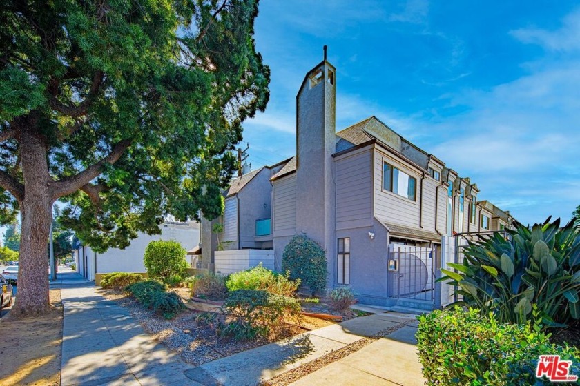 This inviting 2-bedroom, 2.5-bath condominium offers great - Beach Condo for sale in Santa Monica, California on Beachhouse.com