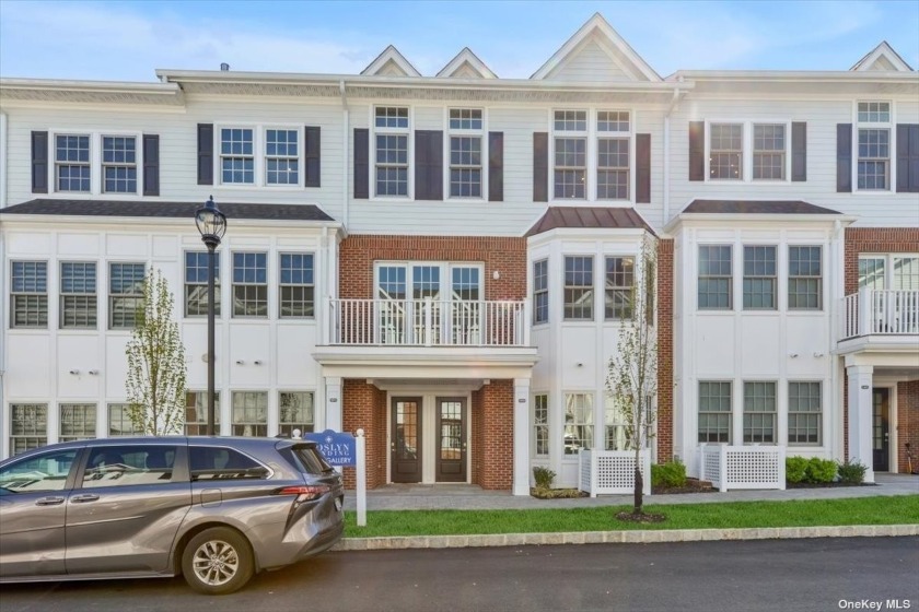 Welcome to Roslyn Landing, the epitome of luxury and modern - Beach Townhome/Townhouse for sale in Roslyn, New York on Beachhouse.com